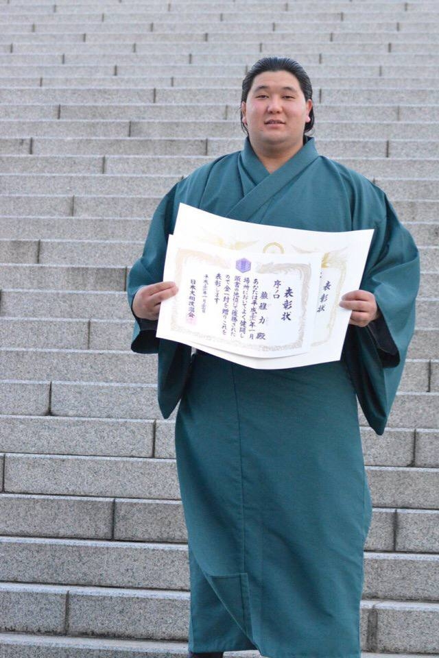 Находясь в рабочей командировке в Москве узнал, что в Туву приехал наш именитый борец сумо Амыр-Санаа Даваа, чтобы отпраздновать Шагаа в кругу семьи