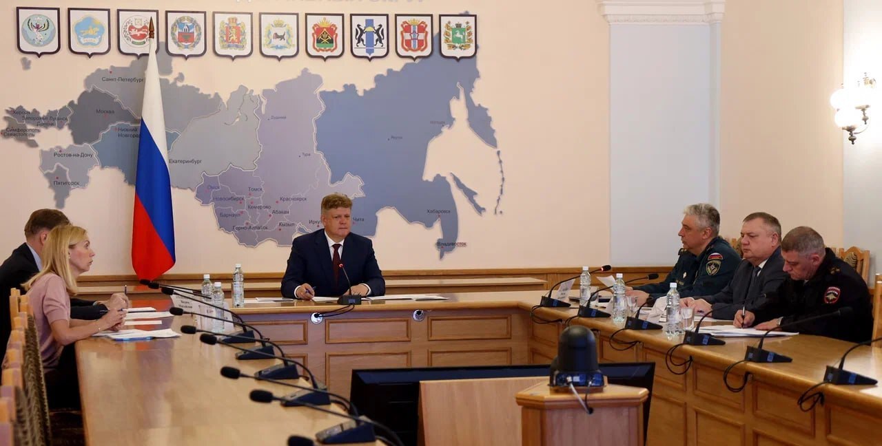 Полпред президента РФ в СФО Анатолий Серышев провел совещание по подготовке к летней детской оздоровительной кампании Полпред президента РФ в СФО Анатолий Серышев провел совещание по подготовке к летней детской оздоровительной кампании
