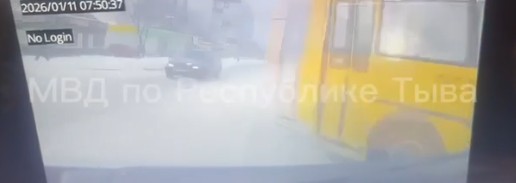 Водитель школьного автобуса в Кызыле нарушил правила и спровоцировал аварию с двумя автомобилями