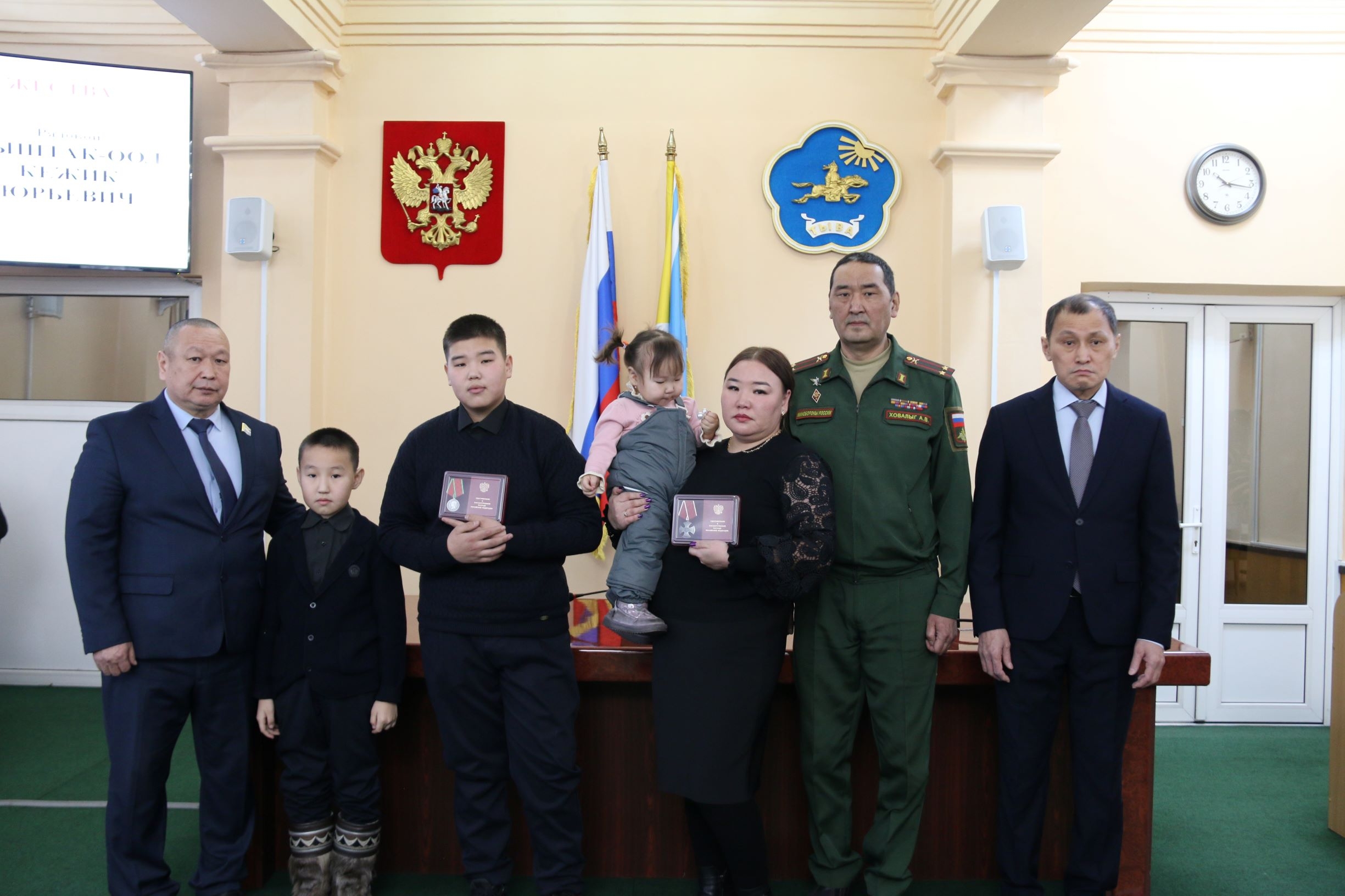 Семьям павших в бою Героев вручены государственные награды <p>Сегодня в Верховном Хурале (парламенте) Республики Тыва состоялась церемония посмертного награждения военнослужащих, героически погибших в ходе выполнения задач специальной военной операции