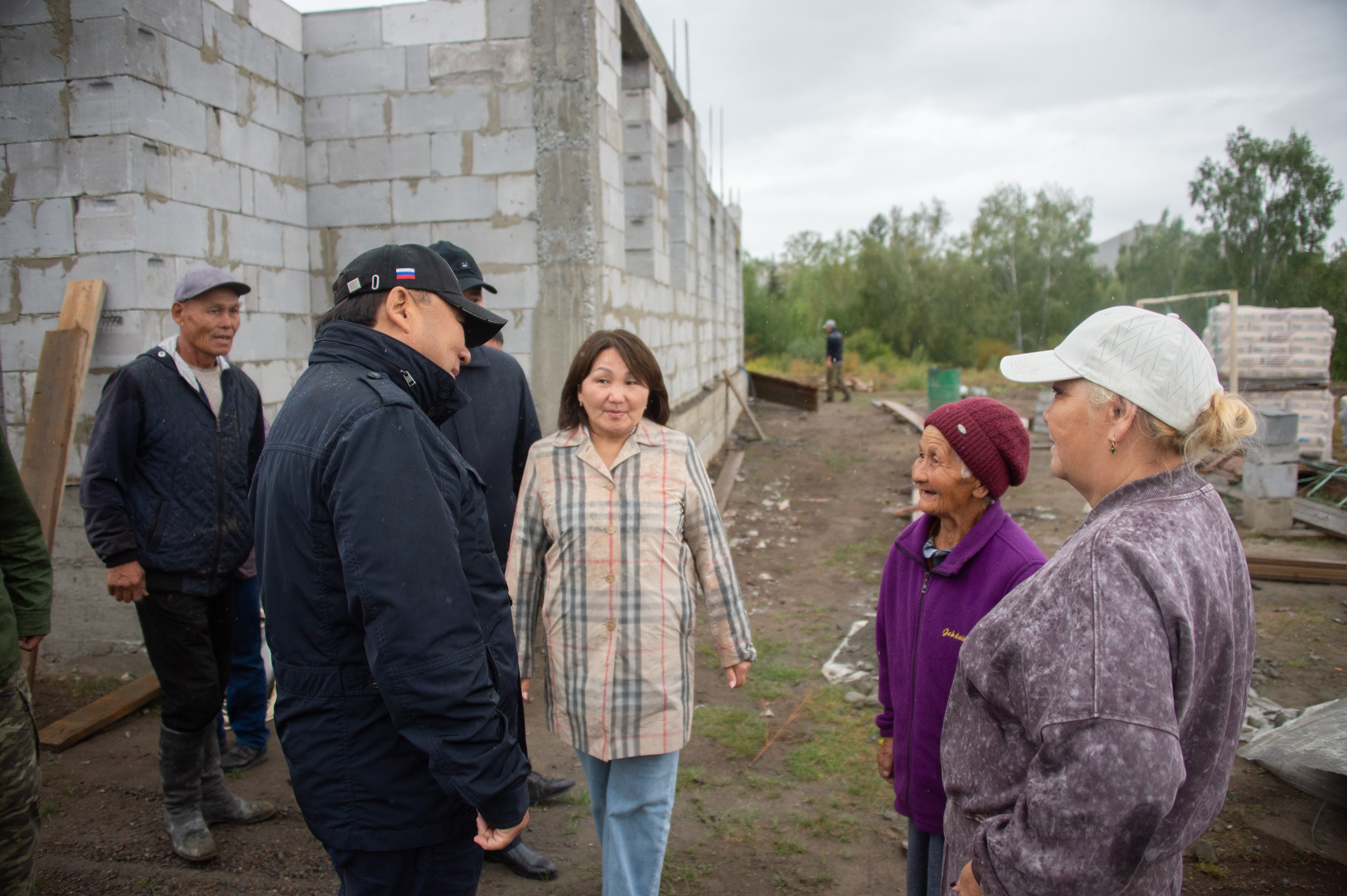 Владислав Ховалыг проверил строительство образовательных и культурных объектов в Улуг-Хемском районе