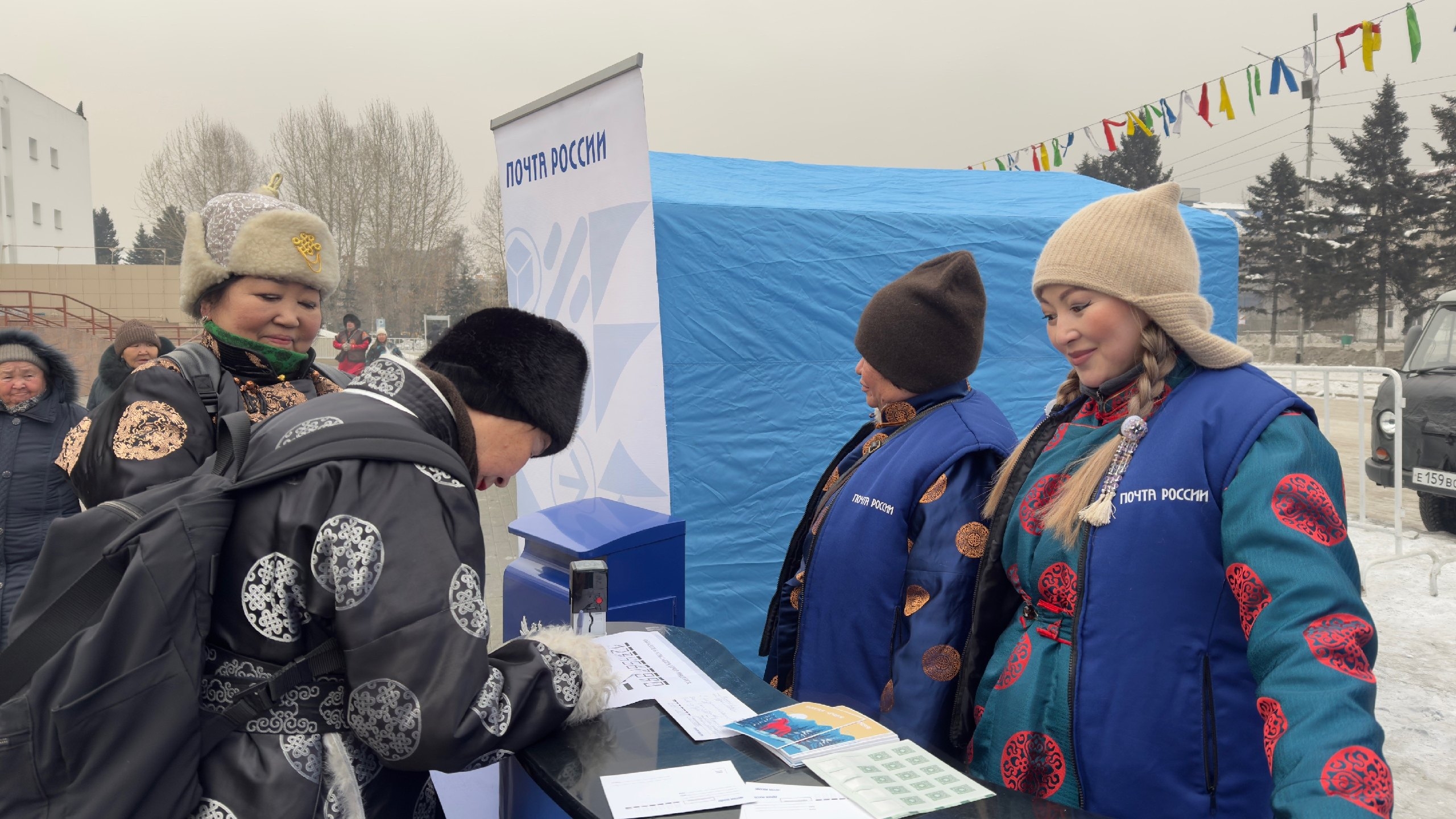 Участники празднества Шагаа на площади Арата бесплатно отправили открытки своим близким