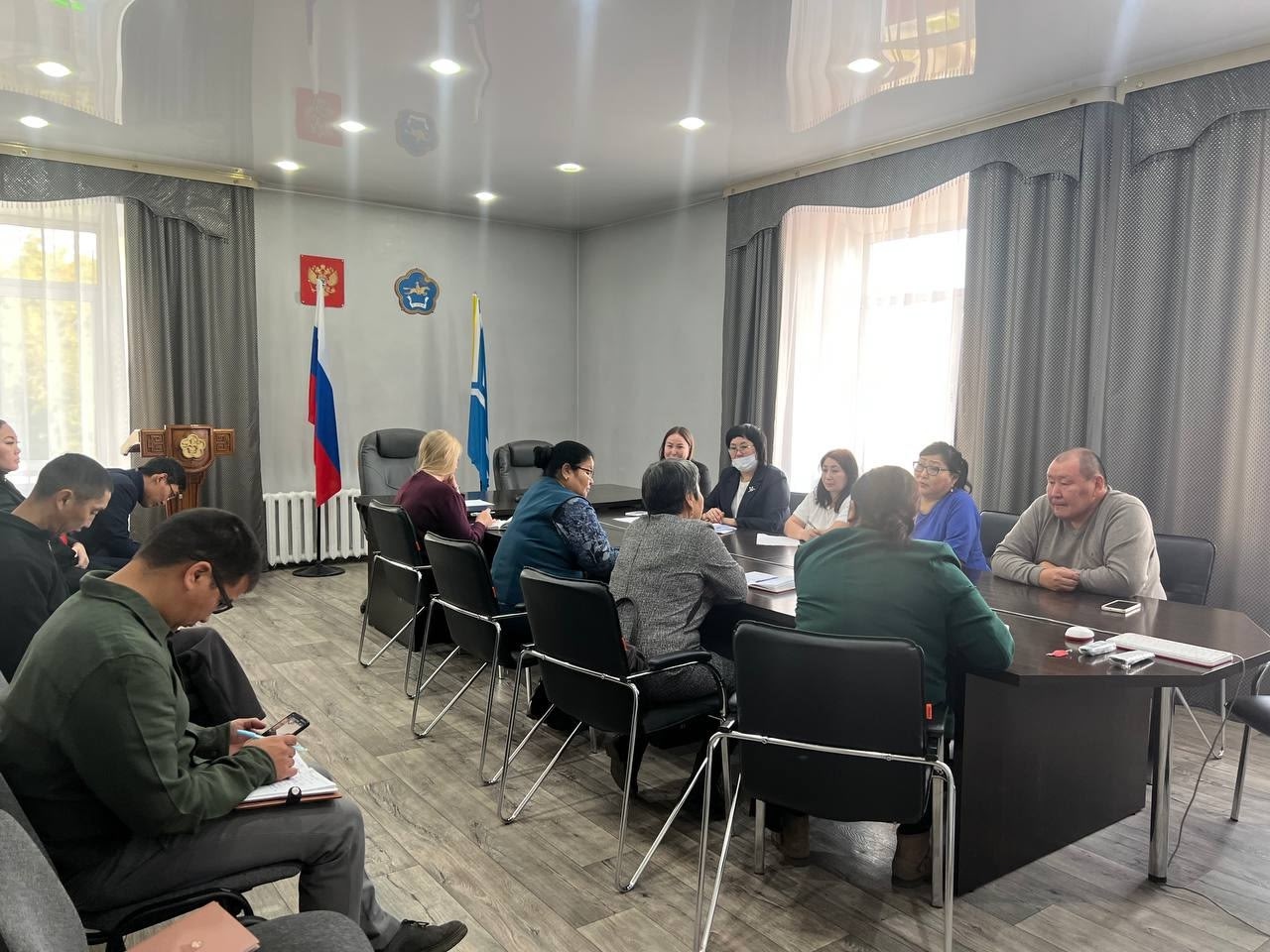 В администрации района прошло заседание организационного комитета, посвященное открытию буддийского хурээ, построенного в с. Сарыг-Сеп Каа-Хемского района. В заседании приняла участие Тожу Раиса Сымчаан- ооловна, которая является инициатором строительства В администрации района прошло заседание организационного комитета, посвященное открытию буддийского хурээ, построенного в с. Сарыг-Сеп Каа-Хемского района. В заседании приняла участие Тожу Раиса Сымчаан- ооловна, которая является инициатором строительства