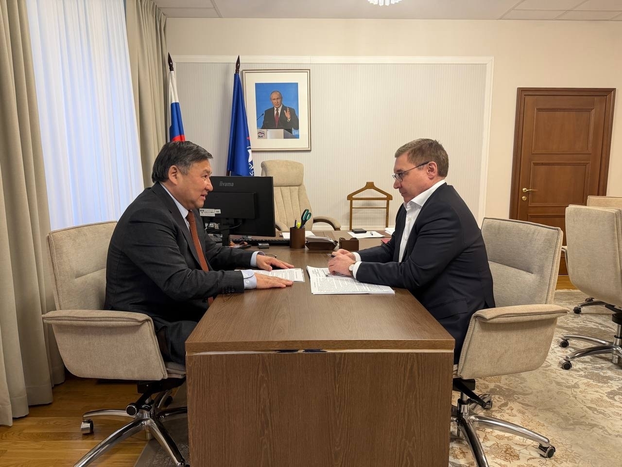 Развитие Тувы и реализацию Народной программы обсудил Владислав Ховалыг с секретарем Генсовета «Единой России»<p>В рамках рабочей поездки в Москве руководитель республики провел встречу с секретарем Генсовета «Единой России» Владимиром Якушевым