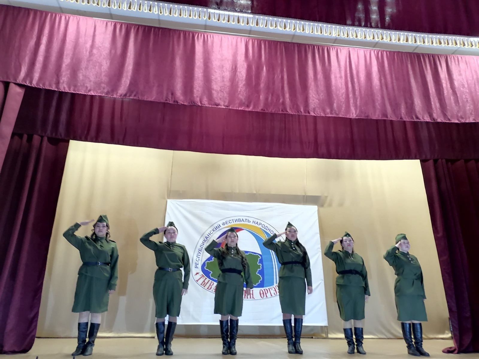 В Тере-Хольском кожууне прошел муниципальный этап фестиваля народного творчества « Тыва-бистин оргээвис»<p>Активно приняли участие:<p>коллективы средней образовательной школы с