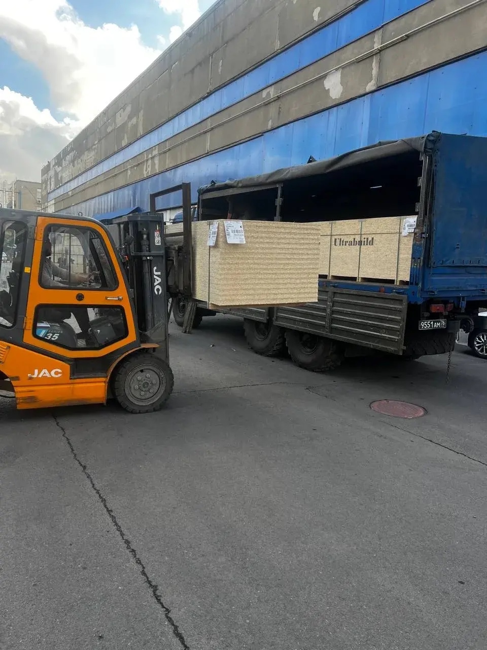 Мы стараемся поддерживать наших бойцов, выполняя по мере возможностей их просьбы. Недавно они обратились за помощью в приобретении строительных материалов, необходимых для передислокации тыловой инфраструктуры. Военные не стоят на месте: там, где происход Мы стараемся поддерживать наших бойцов, выполняя по мере возможностей их просьбы. Недавно они обратились за помощью в приобретении строительных материалов, необходимых для передислокации тыловой инфраструктуры. Военные не стоят на месте: там, где происход