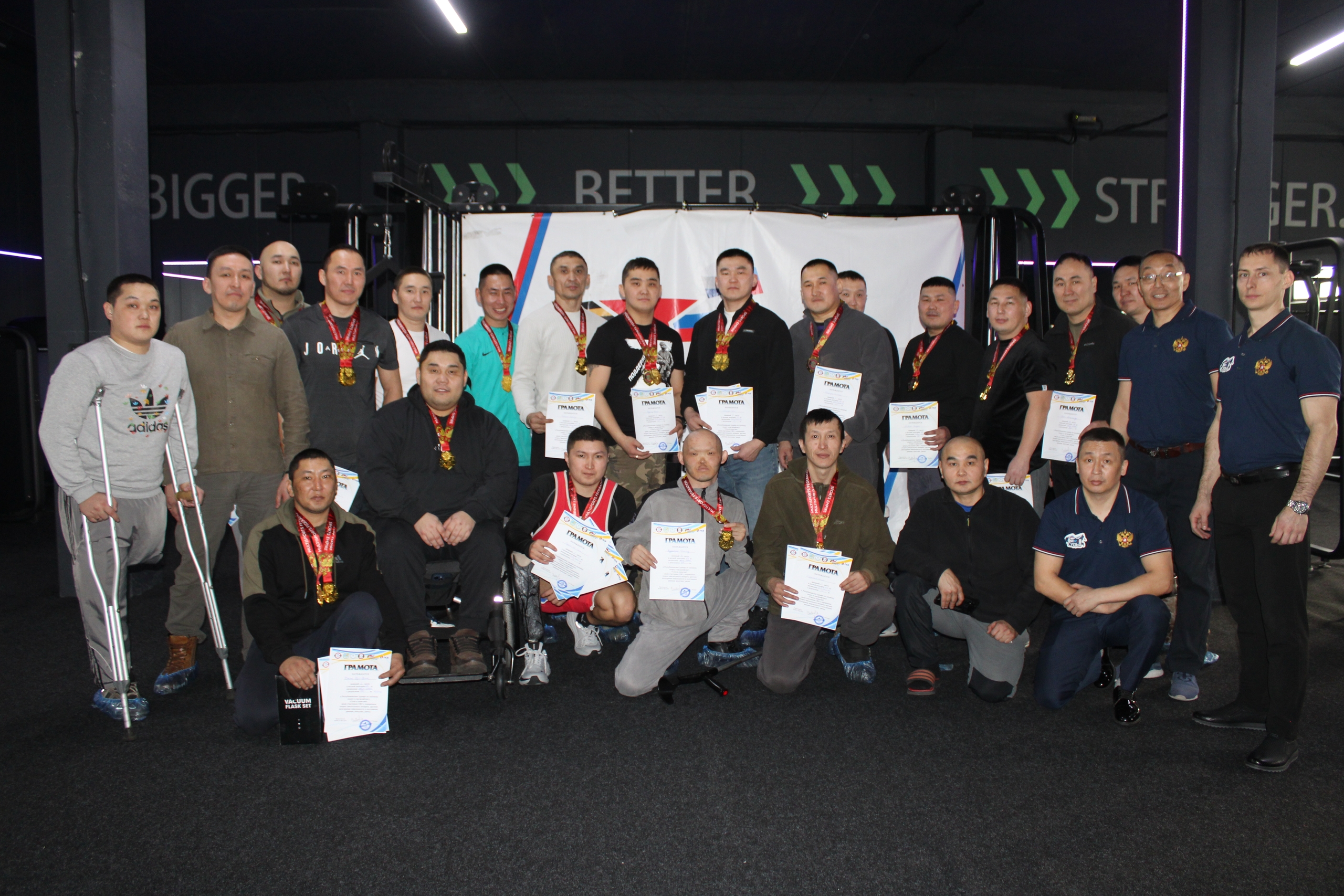 В Туве ветераны СВО с инвалидностью соревновались в жиме лежа и подъеме штанги