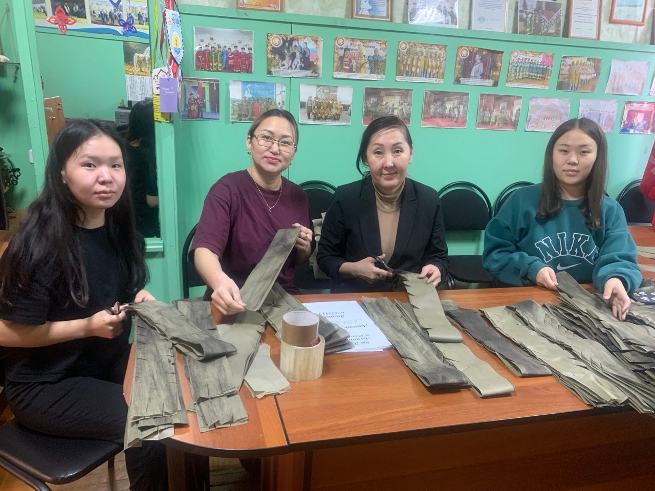 Сотрудники мирового суда Ак-Довурака изготовили маскировочные сети для участников СВО