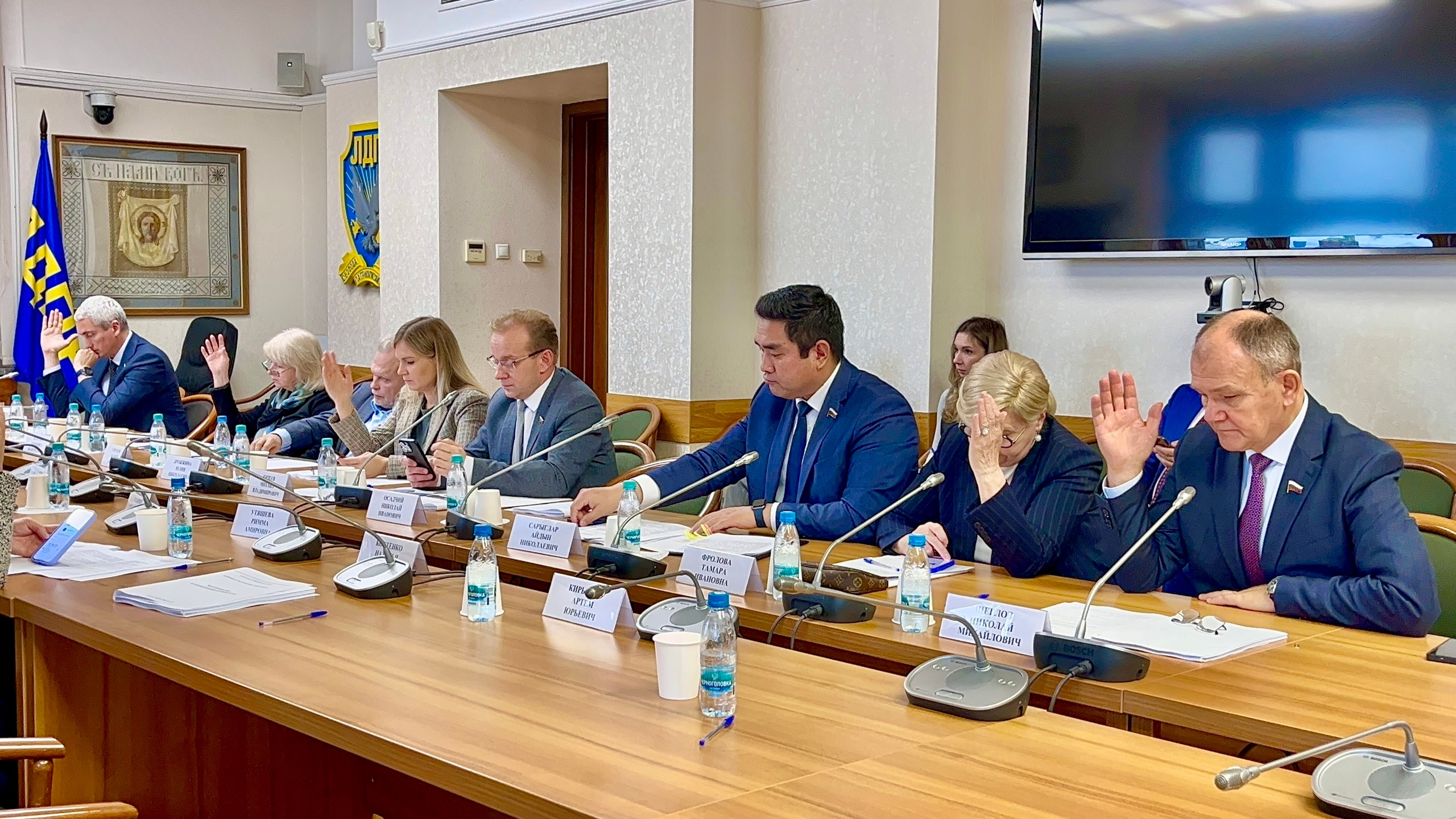 Сегодня на заседании комитета по охране здоровья рассмотрели законопроект направленный на ужесточение контроля за оборотом табачной и никотинсодержащей продукции.