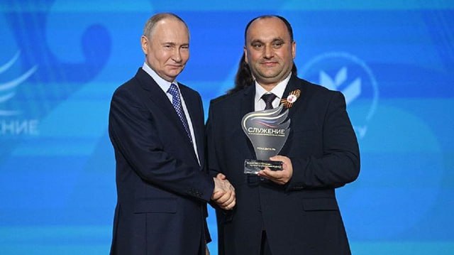 В. Путин в Наццентре «Россия» наградил победителя премии «Служение»