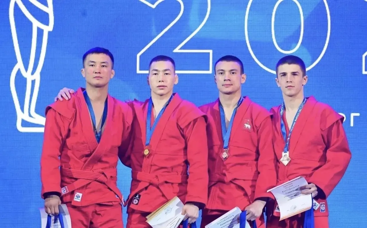 Владислав Ховалыг поздравил тувинских спортсменов с успехом на чемпионате России по боевому самбо