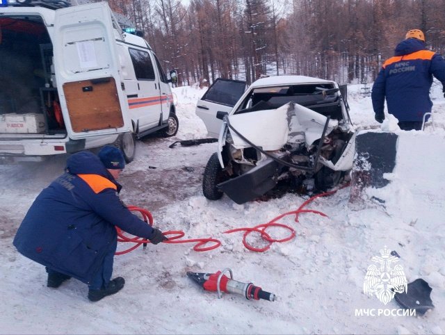 В Туве спасли двух мужчин, заблокированных в результате ДТП