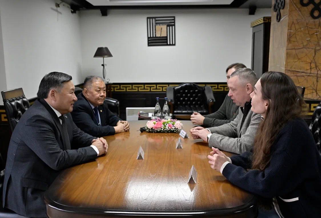 Владислав Ховалыг обсудил с московским театром гастроли в Туву