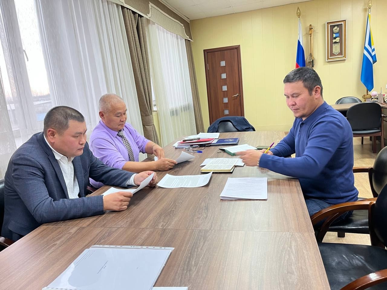 Встретился с министром сельского хозяйства и продовольствия Республики Тыва - Юрием Делгер-ооловичем Оруспай. Встретился с министром сельского хозяйства и продовольствия Республики Тыва - Юрием Делгер-ооловичем Оруспай.