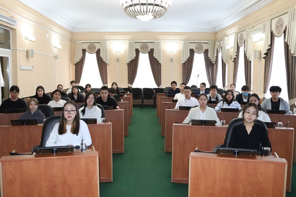 Старшеклассники и студенты знакомятся с историей парламентаризма в Туве