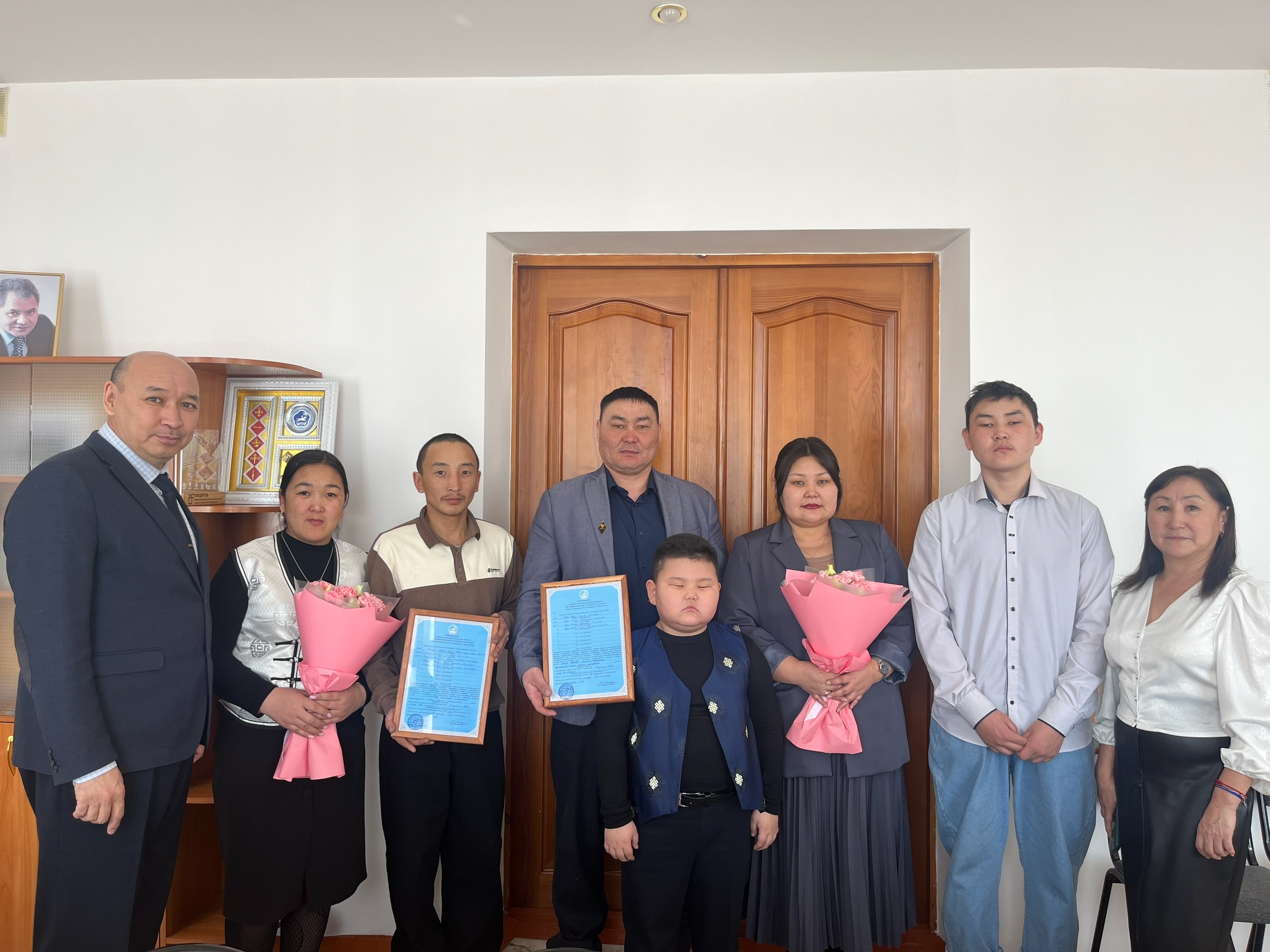 В Ак-Довураке три молодые семьи получили сертификаты на приобретение и строительство жилья по федеральной программе «Обеспечение жильем молодых семей»