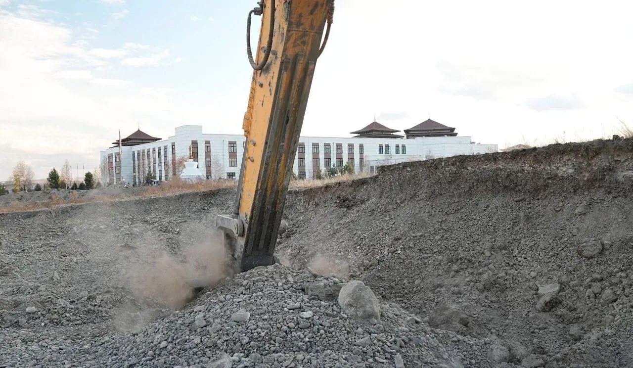 Сегодня дали старт разработке котлована под будущее здание гостиницы, которая будет возводиться рядом с монастырем Тубтен Шедруб Линг. Сегодня дали старт разработке котлована под будущее здание гостиницы, которая будет возводиться рядом с монастырем Тубтен Шедруб Линг.