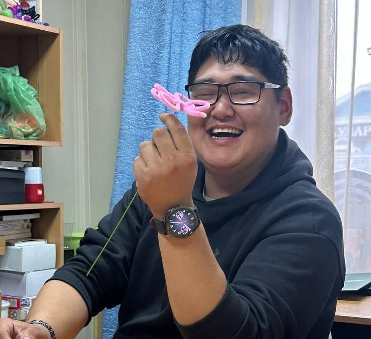 В Республиканском комплексном центре социального обслуживания населения «Поддержка» прошел мастер-класс по созданию цветов из синельной проволоки