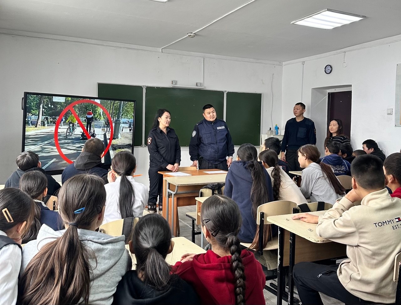 Инспекторы ГИБДД Барун-Хемчикского района провели профилактические беседы со школьниками Ак-Довурака