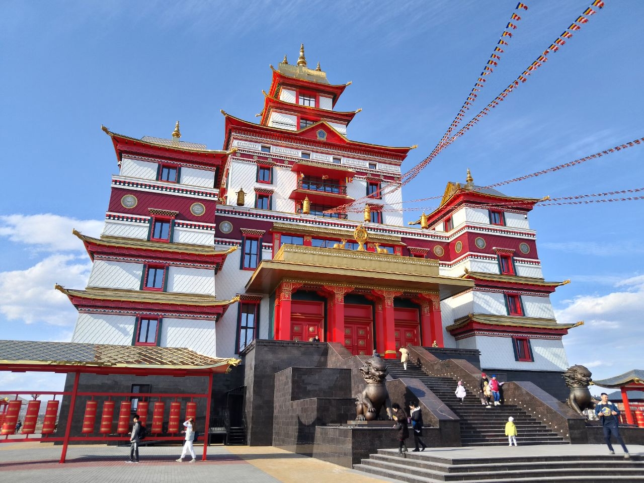 Национальная библиотека Республики Тыва организует масштабную научно-практическую конференцию в рамках IV Международного буддийского форума, посвящённую уникальным архитектурным решениям буддийских храмов планеты. Мероприятие объединит исследователей и уч