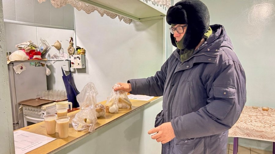В Кызыле с утра -42°, соцработники Тувы в морозы поддерживают бездомных горячими обедами