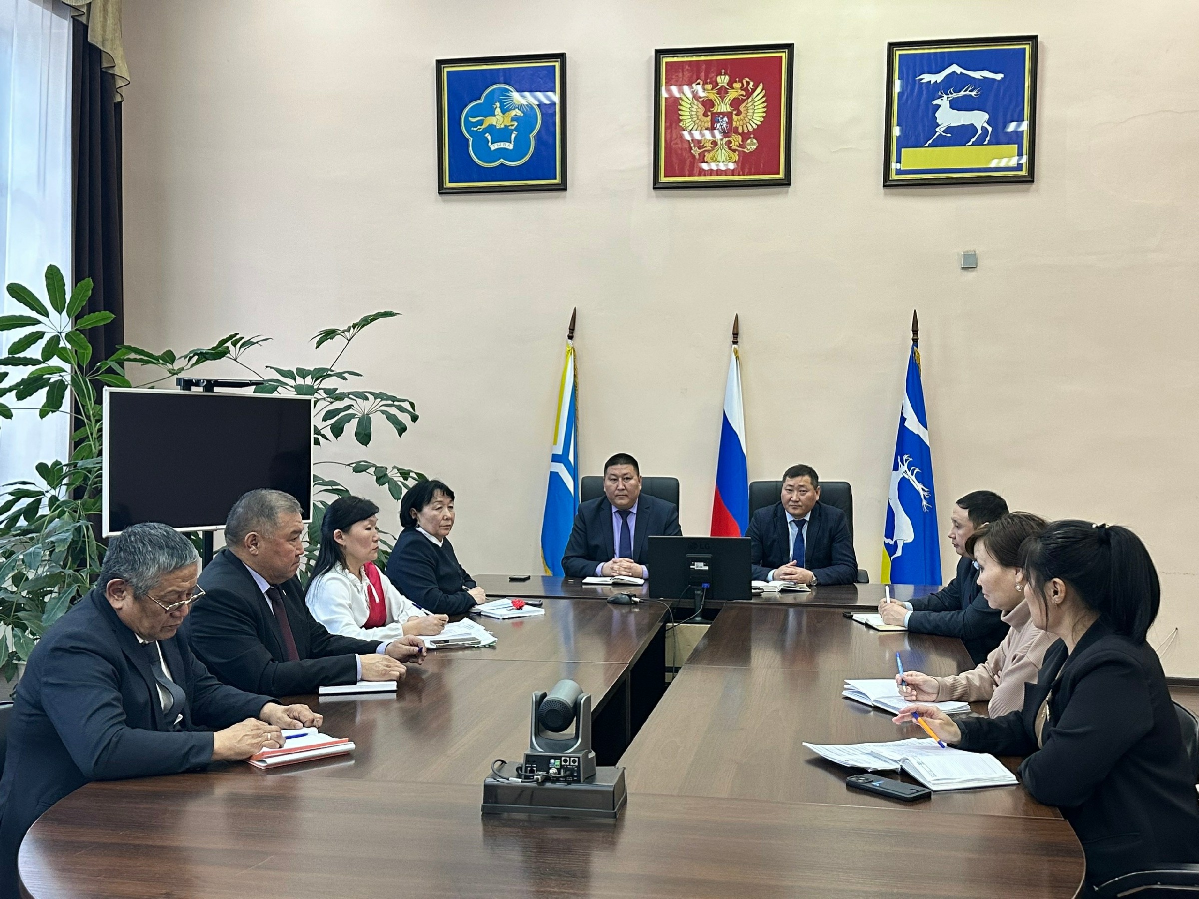 Вице-премьер Тувы Алексей Сазан-оол провел зональное совещание в сфере образования