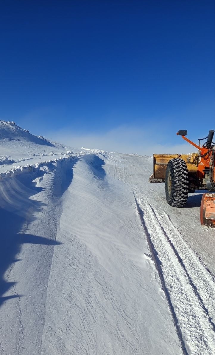 Дорожники Тувы продолжают расчистку дорог