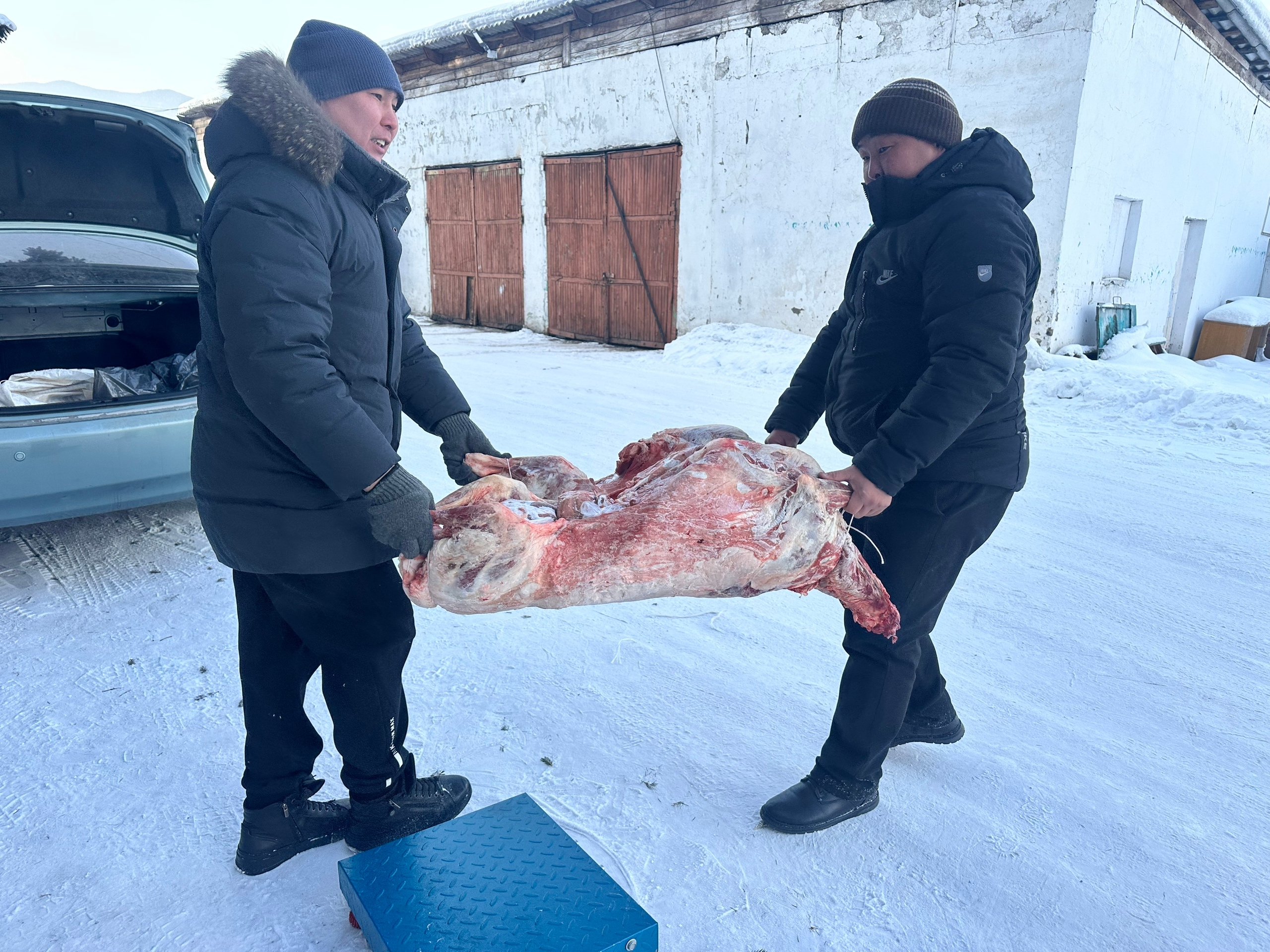 В Тандинском районе принимают гуманитарную помощь для участников СВО