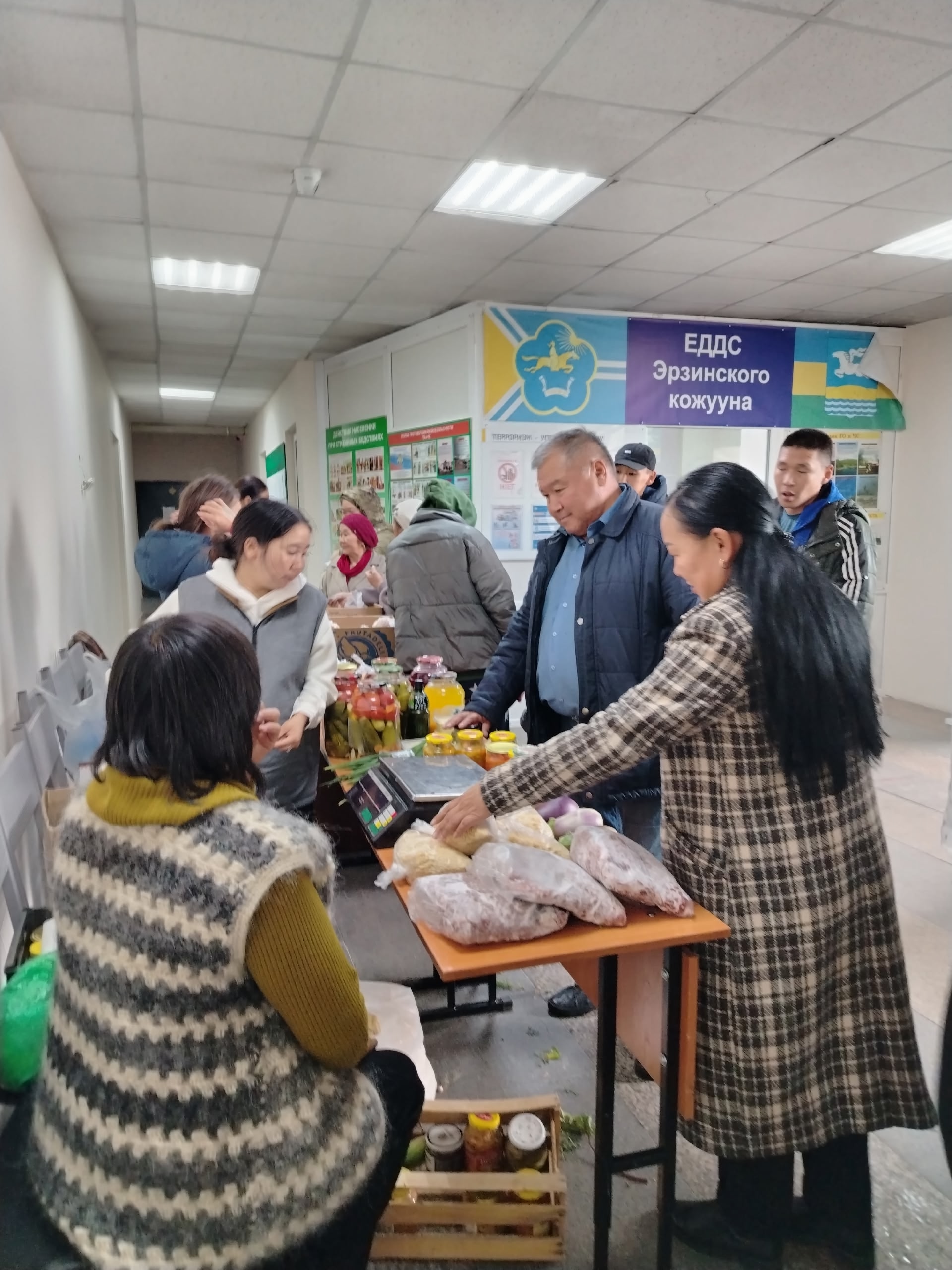Осенняя ярмарка сельхоз продуктов богата различными видами солений, молочными продуктами, а также дарами природы