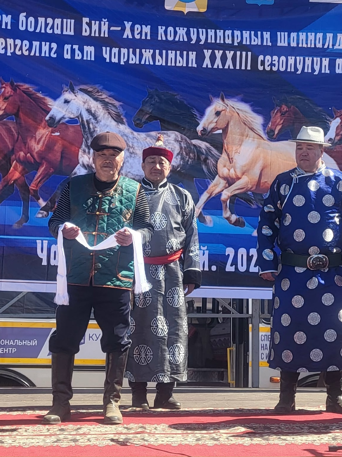 На торжественной части республиканских конных скачек в м. Бора- Булак Дзун- Хемчикского района была церемония награждения государственными и ведомственными наградами.