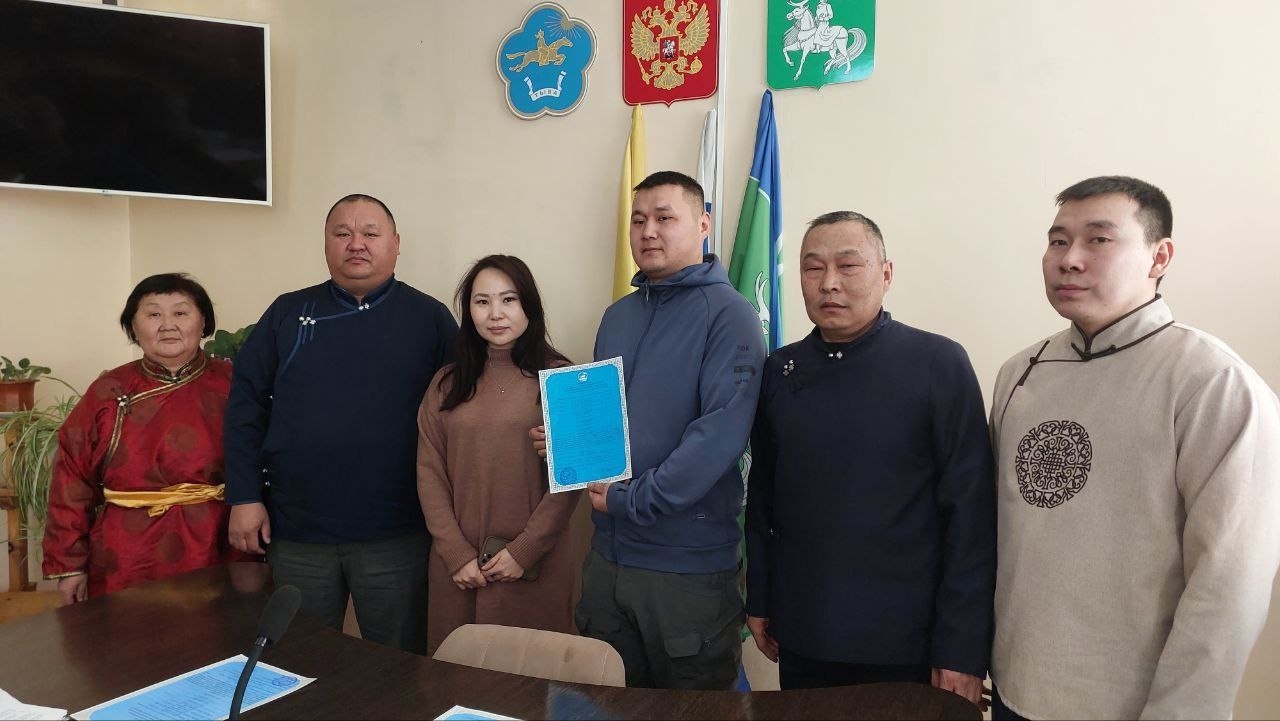 В Туве вручили первые в этом году жилищные сертификаты молодым семьям