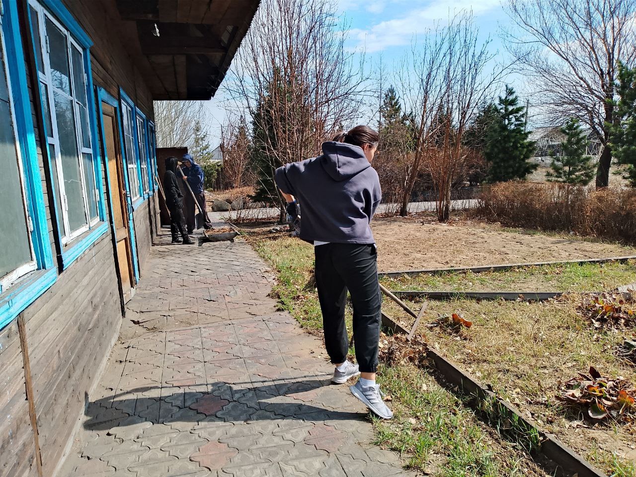 Студенты ТувГУ начинают высадку рассады овощей и цветов в Ботаническом саду