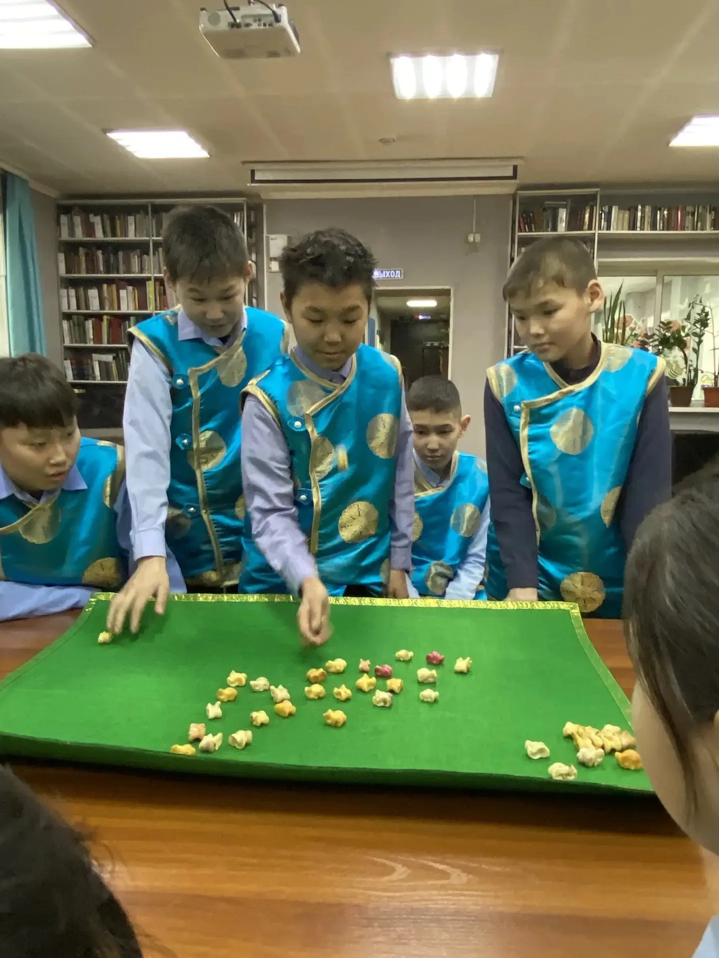 Школьников Кызыла познакомили с тувинскими национальными играми