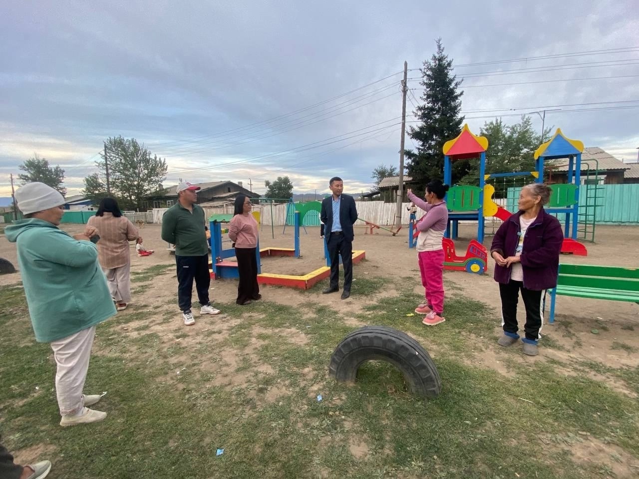 На улице Мира с. Чаа-Холь проведена встреча, организованная секретарем местного отделения "Единая Россия" Чаа-Хольского кожууна, А.В. Одегеем, в созвучии с депутатами Хурала представителей – Х.М. Серен-Чимит и А.М. Чамбал, а также депутатом села Чаа-Холь, На улице Мира с. Чаа-Холь проведена встреча, организованная секретарем местного отделения "Единая Россия" Чаа-Хольского кожууна, А.В. Одегеем, в созвучии с депутатами Хурала представителей – Х.М. Серен-Чимит и А.М. Чамбал, а также депутатом села Чаа-Холь,