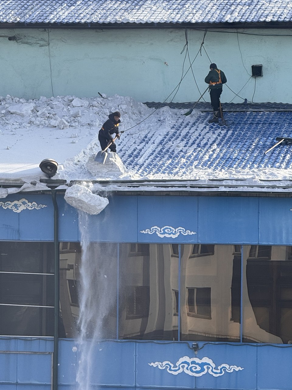 Гострудинспекция напомнила о безопасности при очистке крыш от снега и наледи