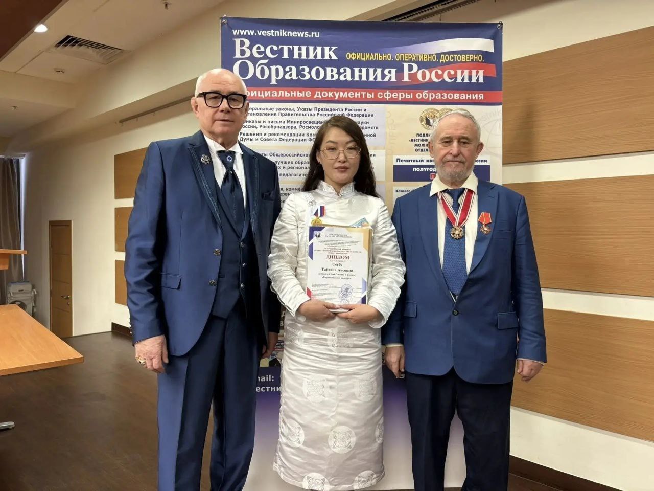 Глава Тувы поздравил педагога из Ак-Довурака с победой на конкурсе «Мой лучший урок»