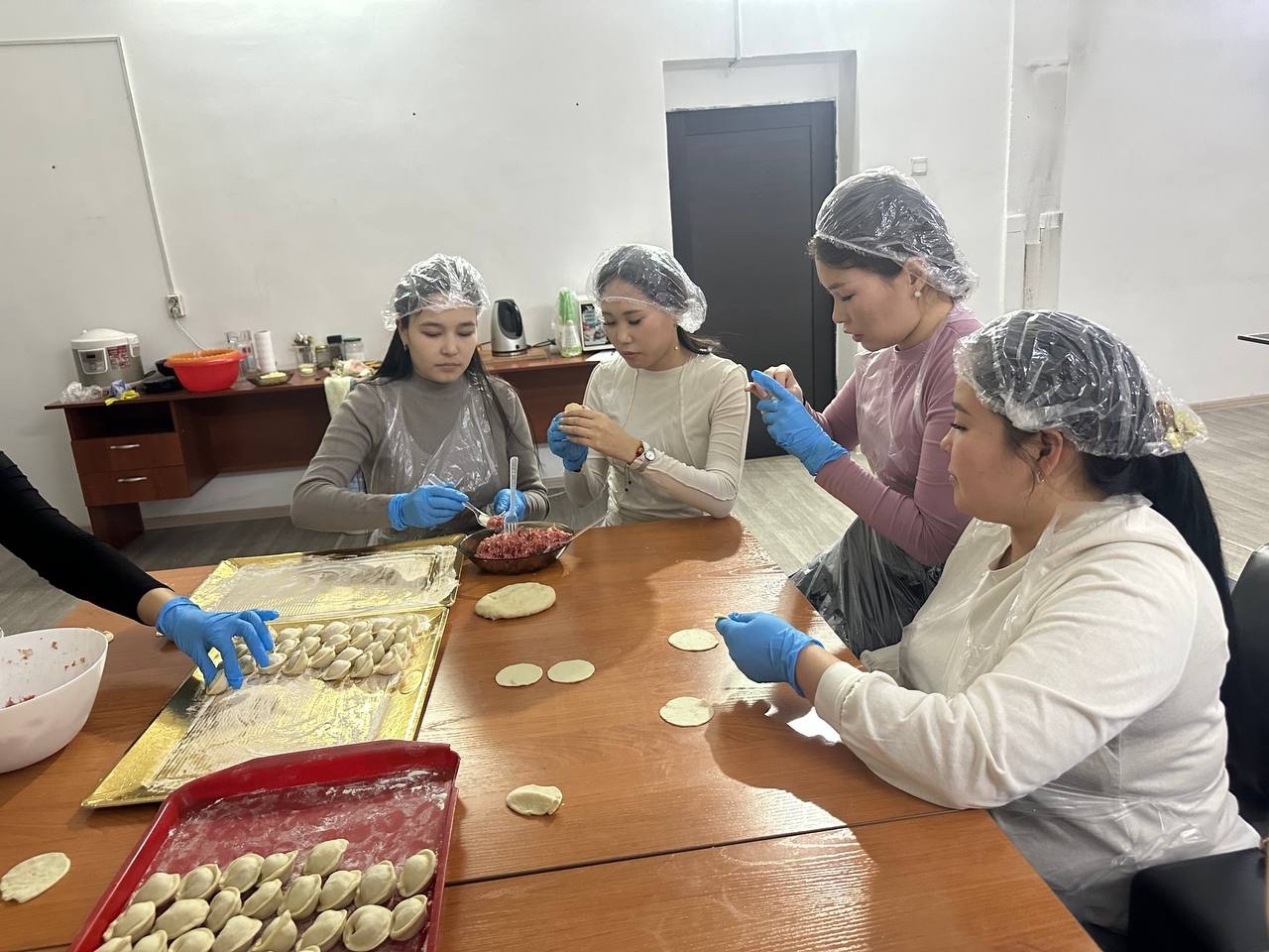 Студенты ТувГУ приготовили пельмени для детей к Шагаа