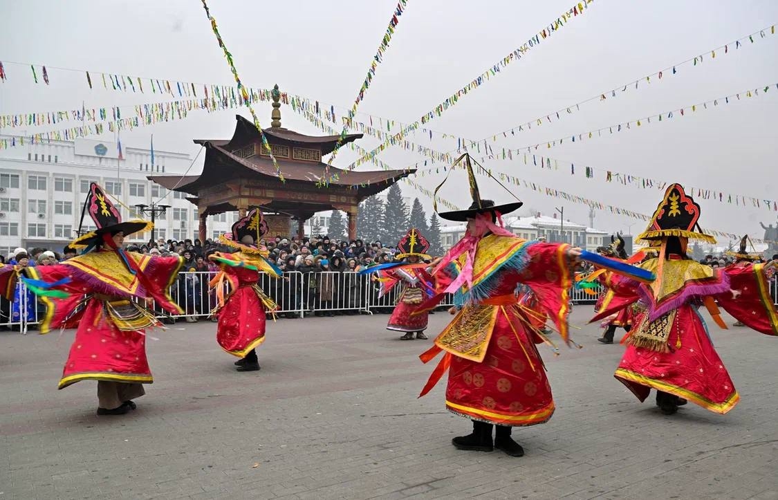 Бо эртен хүннүң баштайгы херелдери-биле От олуттуг Кызыл Аът чылын уткуп хүлээп алдывыс
