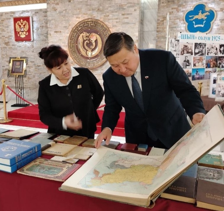 В честь Дня российской печати в фойе Дома Правительства прошла выставка по истории тувинской периодики и книгопечатания