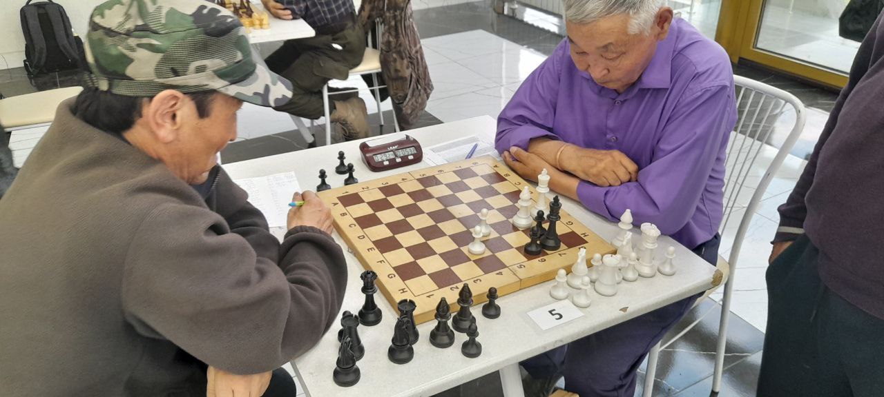 В Кызыле продолжается шахматный турнир ко Дню Победы В Кызыле продолжается шахматный турнир ко Дню Победы