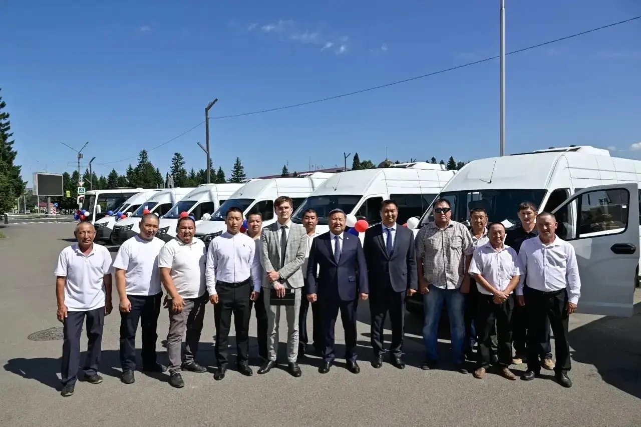 В торжественной обстановке вручили пассажирским предприятиям Тувы 12 новых автобусов марок ГАЗ и ПАЗ