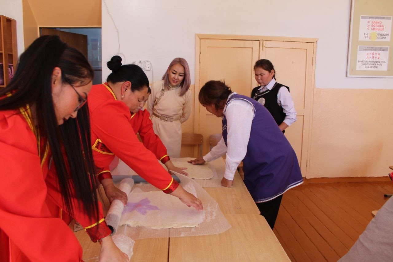 В день торжественного открытия Юрточного этноклуба в МБОУ СОШ с. Бурен-Хем учителями школы были представлены мастер-классы различного рода деятельности культуры и быта тувинского народа: В день торжественного открытия Юрточного этноклуба в МБОУ СОШ с. Бурен-Хем учителями школы были представлены мастер-классы различного рода деятельности культуры и быта тувинского народа: