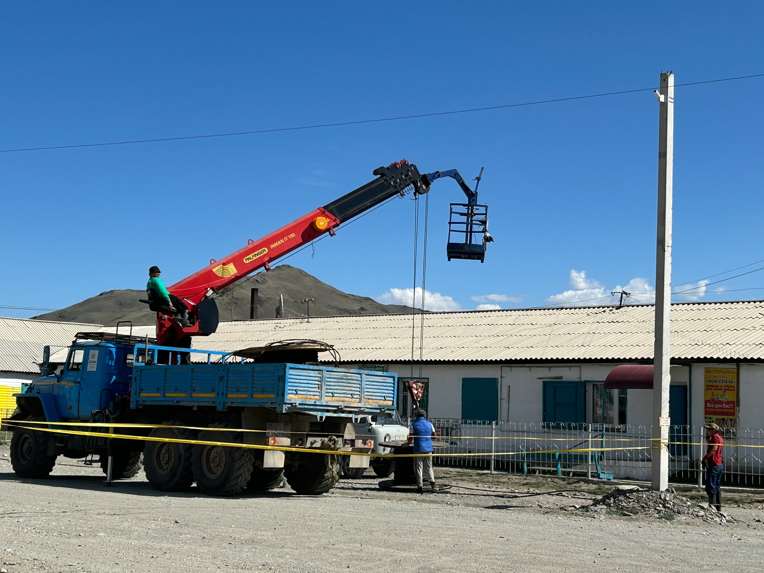 В селе Мугур-Аксы по подготовке к зимнему периоду работы идут полным ходом. В селе Мугур-Аксы по подготовке к зимнему периоду работы идут полным ходом.