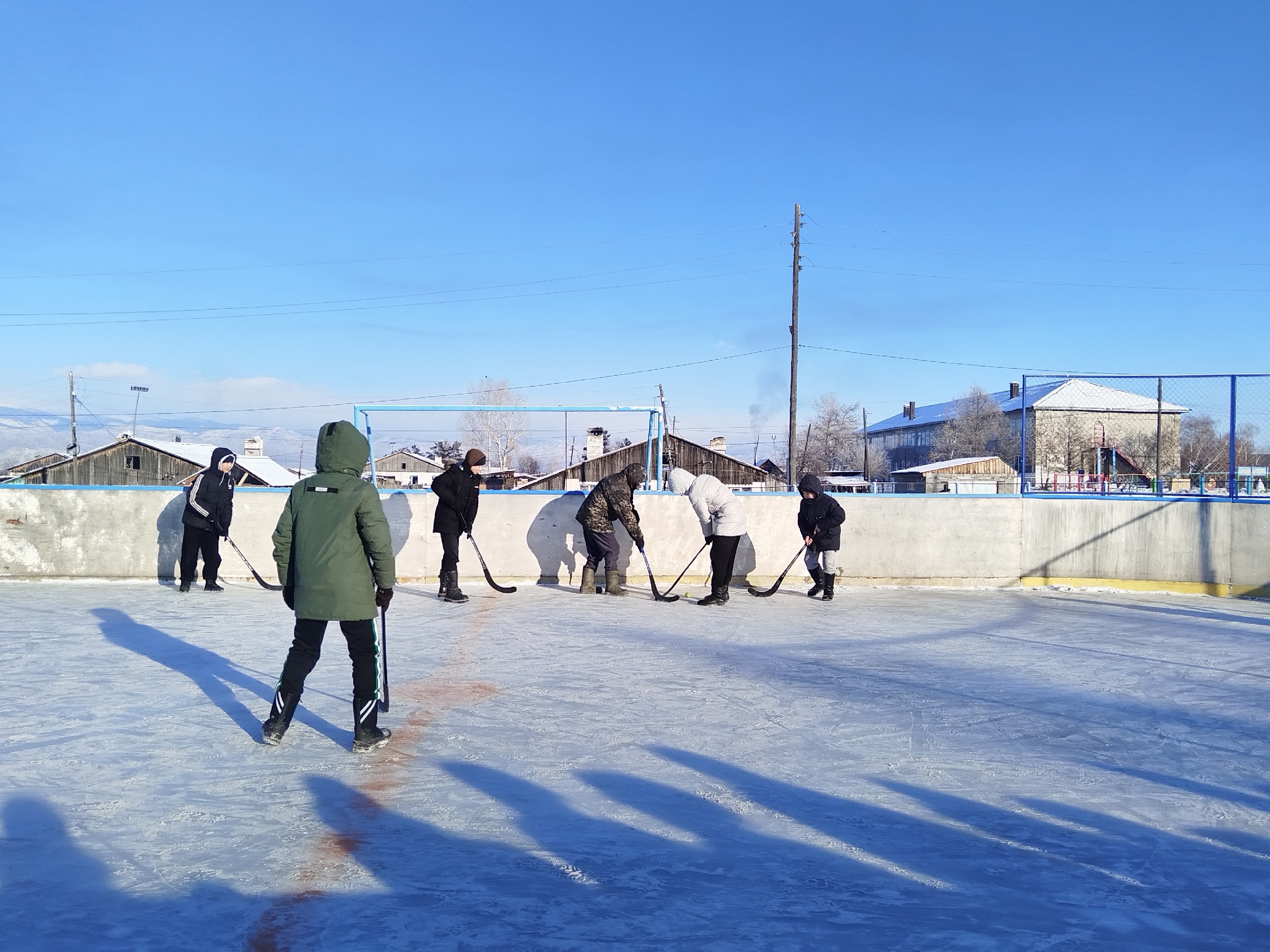 В Чаа-Хольском районе школьники сыграли в необычный хоккей — на валенках