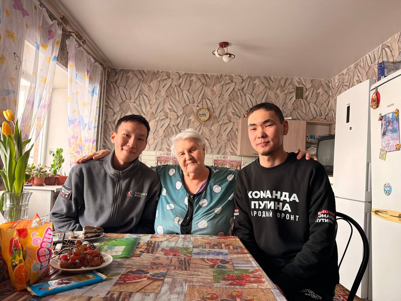 Активисты «Молодёжки Народного фронта» поздравили с 8 Марта жён и матерей участников СВО