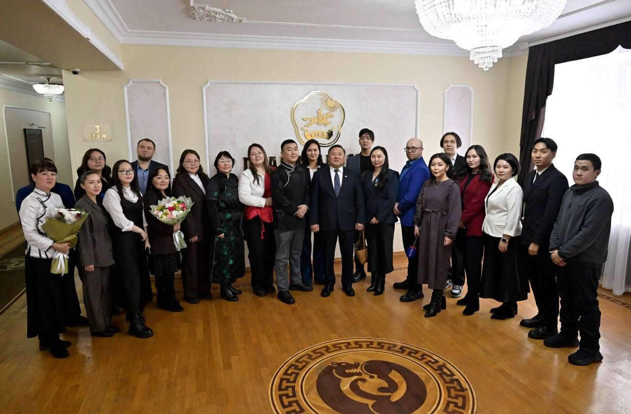 После торжественной церемонии вручения государственных наград встретился с молодыми журналистами нашей республики