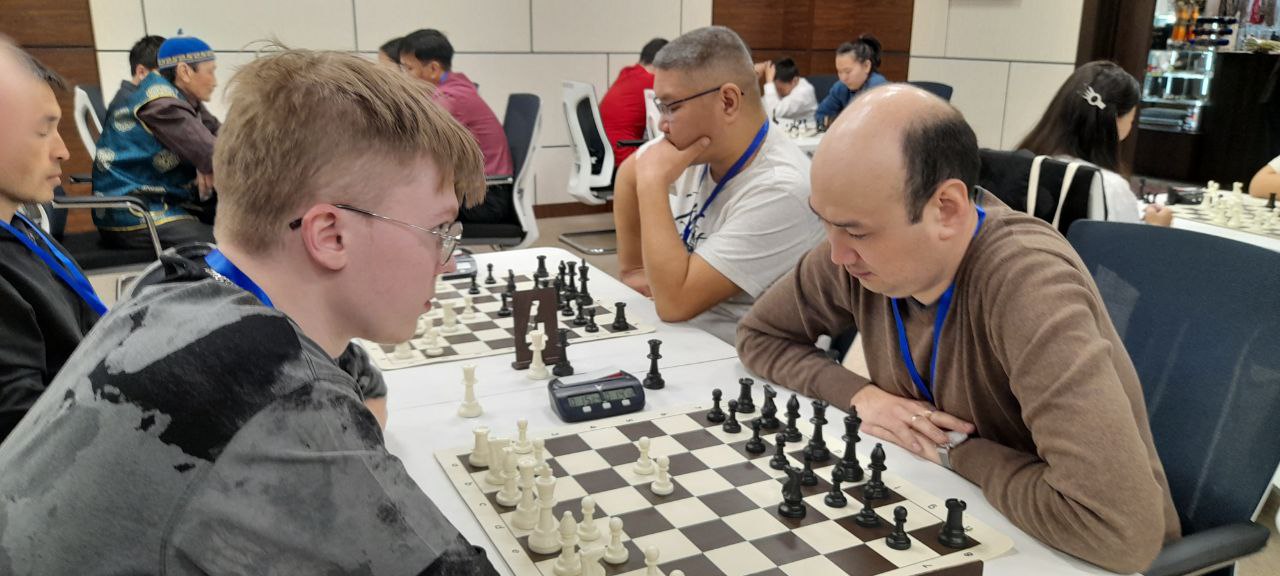 Международный турнир по быстрым шахматам продолжается