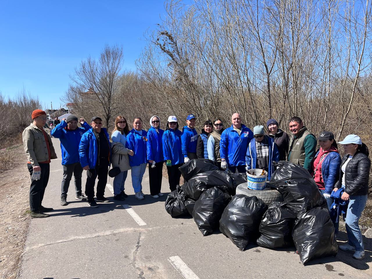Депутаты Хурала представителей города Кызыла провели субботник Депутаты Хурала представителей города Кызыла провели субботник