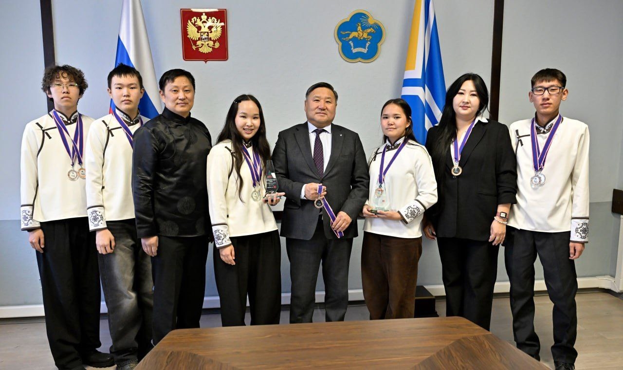 Сегодня также встретился с нашими юными чемпионами — талантливыми игроками в Го, которые недавно участвовали во Втором международном конгрессе в Южной Корее