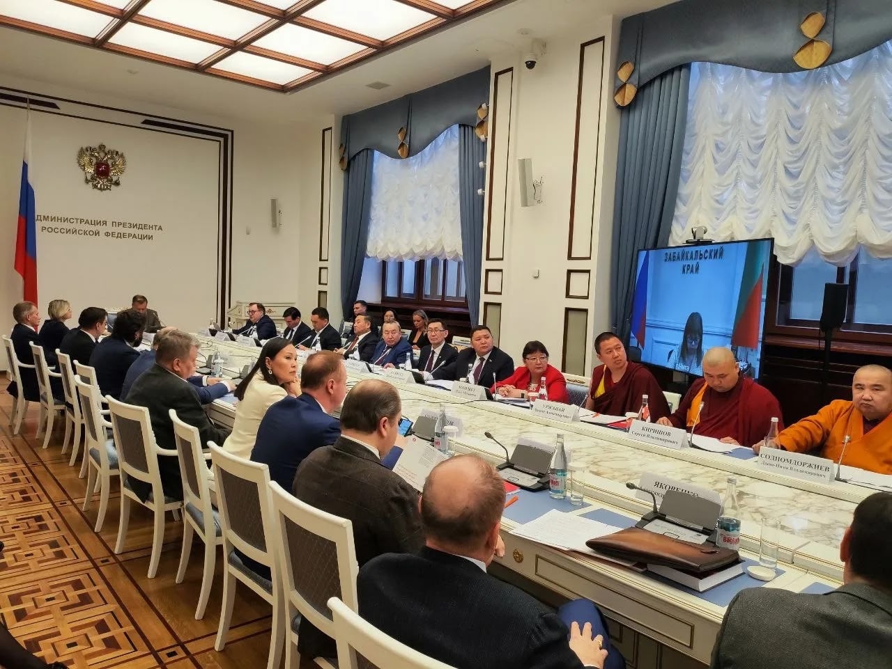 Глава Тувы Владислав Ховалыг принял участие [https://vk.ru/wall360104045_83470|в заседании попечительского совета IV Международного буддистского форума], представив проект проведения крупного мероприятия в регионе.